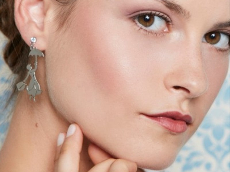 Orecchini dedicati alla simpatica e stravagante Mary Poppins che con la sua borsa e ombrello saprà catapultarvi nel suo magico mondo per scoprire tutta la meraviglia che si cela dietro alla nostra quotidianità.  E ricordate, ogni qualvolta soffierà il vento dall'est...TUTTO PUÒ SUCCEDERE!