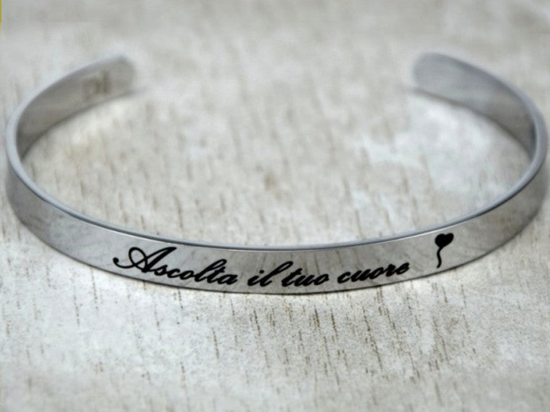 Ascolta il tuo cuore, bracciale bangle in acciaio con scritta ispirata alla favola di UP