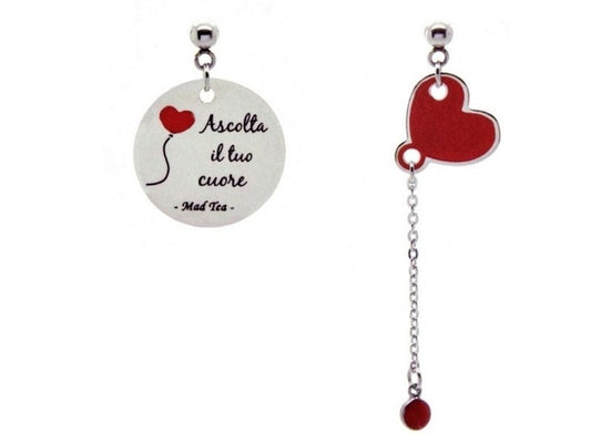 Orecchini asimmetrici con piccolo palloncino rosso a forma di cuore e traghetta con incisa la frase "Ascolta il tuo cuore".
