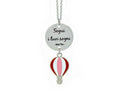 Collana con dolce mongolfiera colorata e targhetta con incisa la frase "Segui i tuoi sogni".
