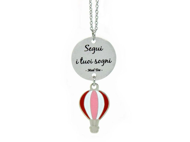 Collana con dolce mongolfiera colorata e targhetta con incisa la frase "Segui i tuoi sogni".