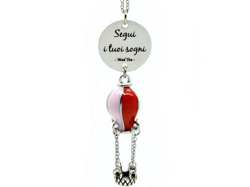 Collana con dolce mongolfiera colorata tridimensionale e targhetta con incisa la frase "Segui i tuoi sogni".