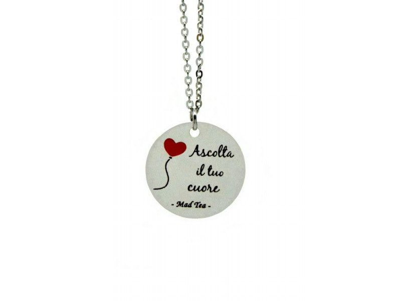 Collana con dolce targhetta con incisa la frase "Ascolta il tuo cuore" e un piccolo palloncino rosso a forma di cuoricino.