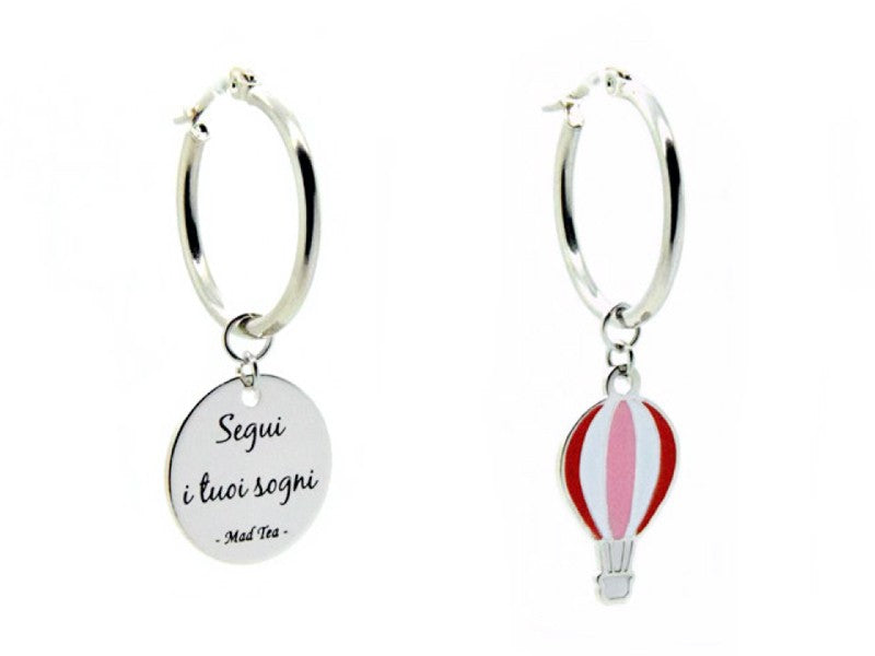 Orecchini ad anella asimmetrici con piccola mongolfiera colorata e targhetta con incisa la frase "Segui i tuoi sogni".