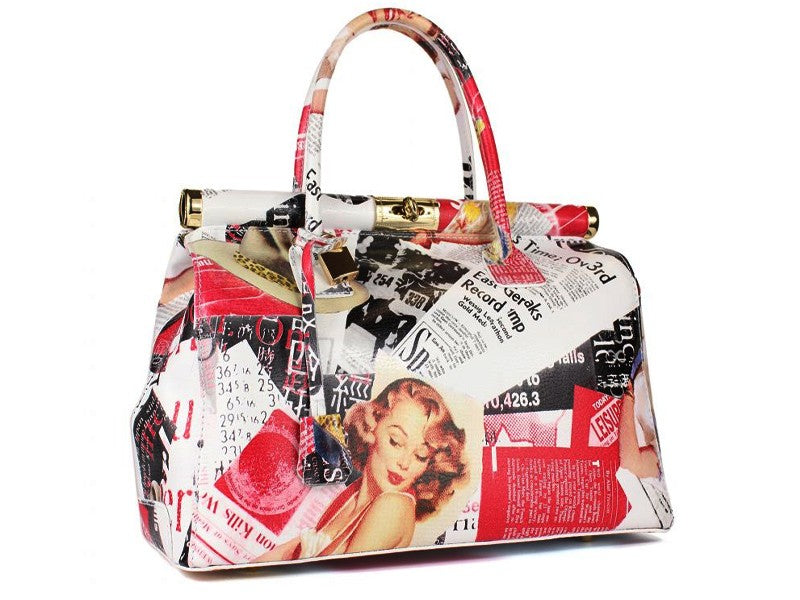 Borsa a mano con tracolla removibile in Vera pelle stampa Marylin Monroe (l’utilizzo della tracolla si consiglia con un carico leggero). Dispone di un taschino esterno con zip bianca retro borsa, interno borsa rivestito con fodera in tessuto color beige, intramezzo con zip, taschino con zip e tasca portacellulare  La borsa è dotata di chiusura con girello e piedini sottoborsa finitura oro. Struttura semi-rigida.