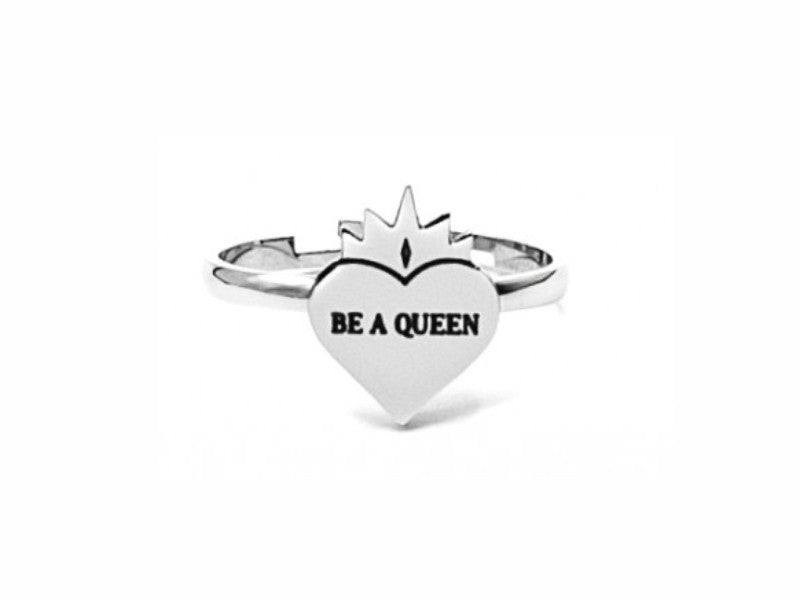Biancaneve anello a forma di cuore sovrastato dalla corona della regina con all'interno incisa la frase "BE A QUEEN" per sentirsi sempre come una vera regina
