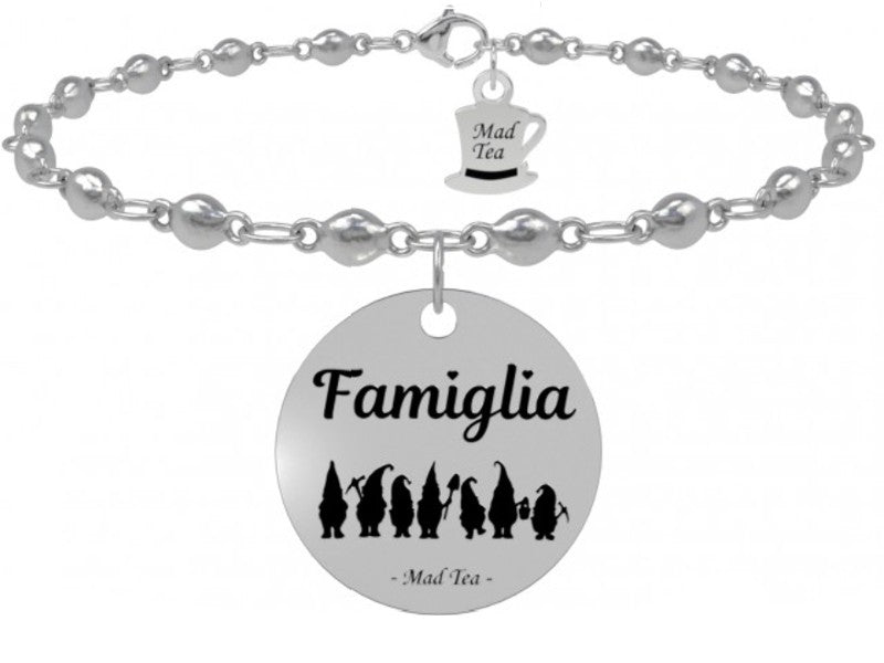 "Famiglia sono le persone che ti vogliono bene" Questo bracciale è dedicato al più bel concetto di famiglia moderna che non ha pregiudizi ed è capace di accogliere proprio come hanno fatto i Sette Nani con Biancaneve, facendola sentire fin da subito parte della loro famiglia. Bracciale con incisi tutti i sette nani e la scritta "Famiglia".