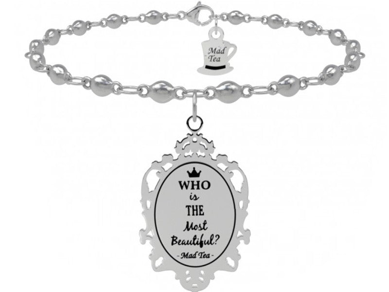 "Specchio, specchio delle mie brame, chi è la più bella del reame?" Ovviamente la risposta è molto semplice: la più bella sei tu! Bracciale con ciondolo a forma di specchio magico con incisa la frase "Who is the most beautiful?" ossia "Chi è la più bella?".