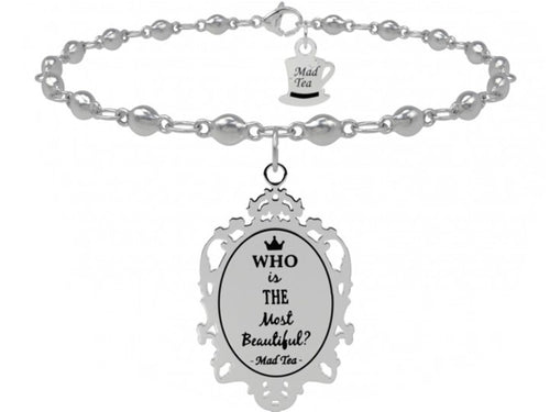 "Specchio, specchio delle mie brame, chi è la più bella del reame?" Ovviamente la risposta è molto semplice: la più bella sei tu! Bracciale con ciondolo a forma di specchio magico con incisa la frase "Who is the most beautiful?" ossia "Chi è la più bella?".