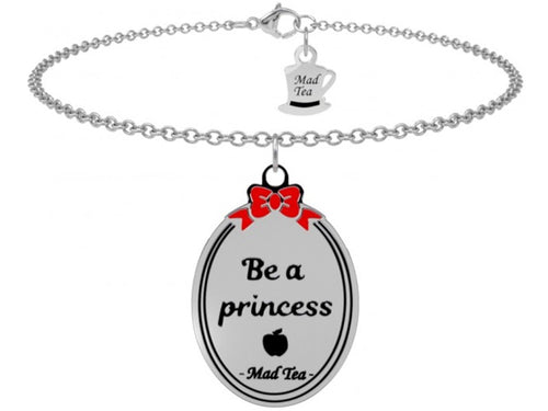 "La vera principessa resta dolce. Resta coraggiosa. Testa alta e cuore in mano."  Questo bracciale rappresenta la forza di noi donne, dolci e determinate allo stesso tempo!  Bracciale con ciondolo ovale sovrastato dal fiocco rosso di Biancaneve con all'interno incisa la frase "Be a princess" e l'iconica mela avvelenata.