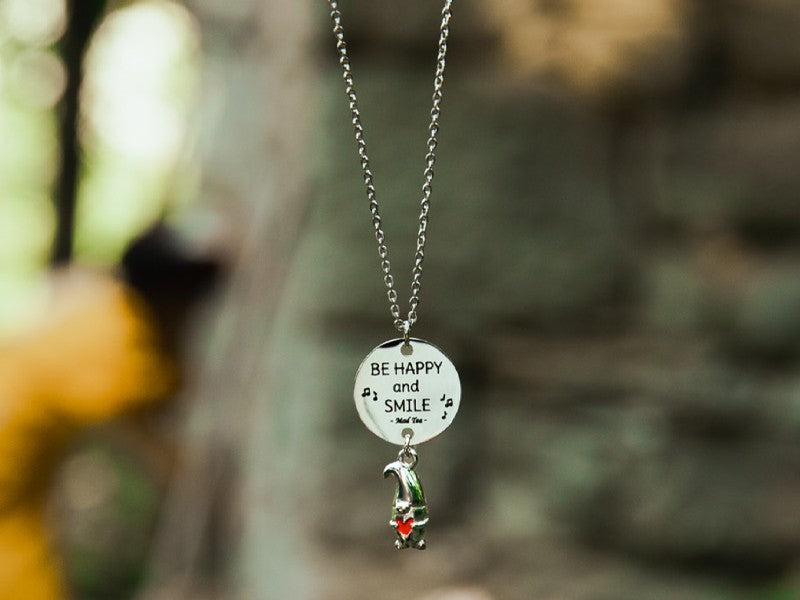  "Sorridi, la felicità parte sempre da te!"  Questa collana è ispirata ai Nani di Biancaneve che con il loro umore sempre allegro affrontano anche le più dure giornate di lavoro con sorrisi ed allegria.  Indossando questa collana porterai con te sempre la felicità di un sorriso!