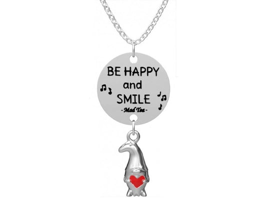 Collana con dolce nano di Biancaneve che abbraccia il cuore rosso simbolo della felicità e targhetta con incisa la frase "Be happy and smile" ossia "Sii felice e sorridi".