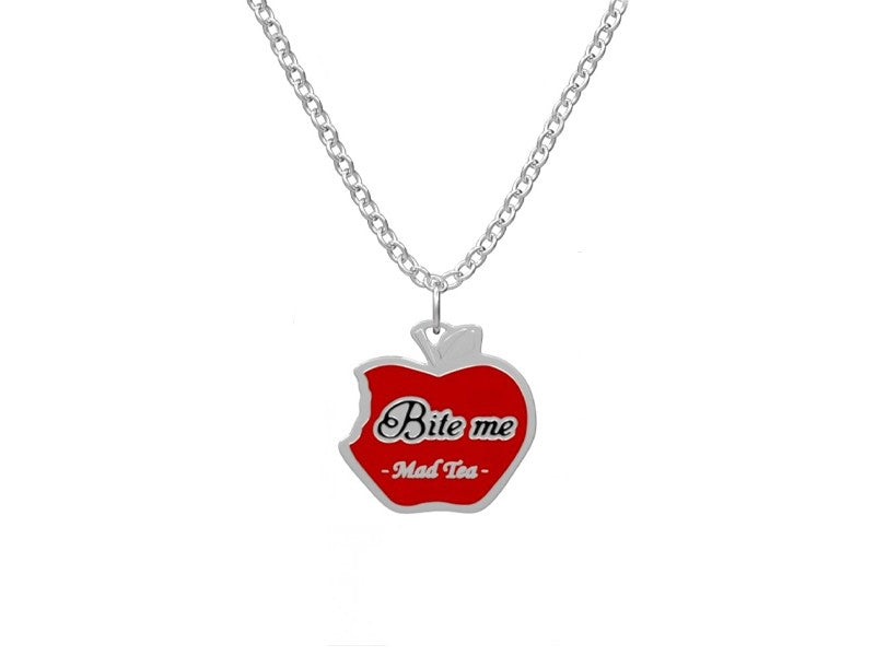 "Posso resistere a tutto, tranne alle tentazioni!"  L'iconica mela avvelenata diventa, in questa serie di gioielli, un simpatico simbolo di ironia giocando con la parola "Bite me".  Anche Biancaneve, nonostante le raccomandazioni dei suoi amici Nani, non riuscirà a resistere alla mela: l'unico modo per liberarsi da una tentazione è cedervi!  Collana con mela morsa di Biancaneve e la frase incisa "Bite me" ossia "Mordimi".