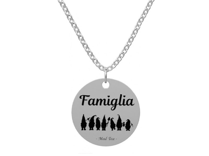 "Famiglia sono le persone che ti vogliono bene"  Questa collana è dedicato al più bel concetto di famiglia moderna, che non ha pregiudizi ed è capace di accogliere proprio come hanno fatto i Sette Nani con Biancaneve facendola sentire fin da subito parte della loro famiglia.  Collana con incisi tutti i sette nani e la scritta "Famiglia".