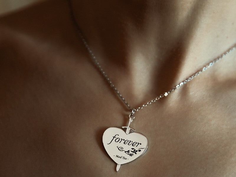 Collana cuore di biancanece con spada del principe azzurro e scritta Forever