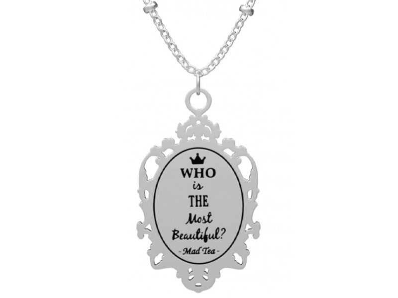 "Specchio, specchio delle mie brame, chi è la più bella del reame?"  Ovviamente la risposta è molto semplice: la più bella sei tu!  Collana con ciondolo a forma di specchio magico con incisa la frase "Who is the most beautiful?" ossia "Chi è la più bella?".