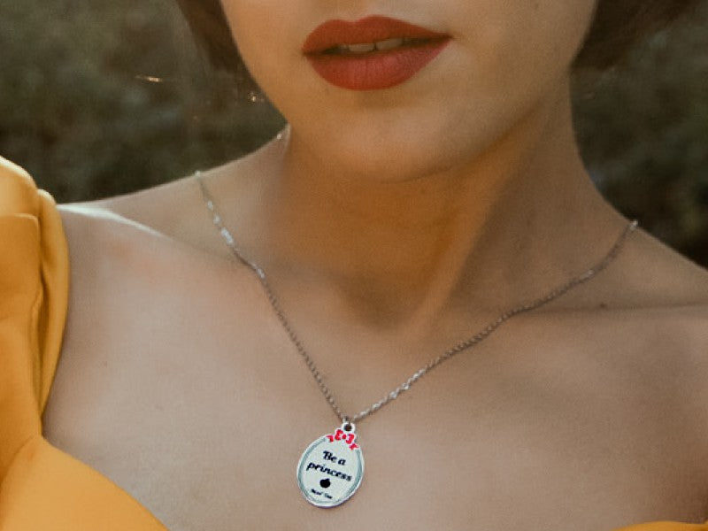 "La vera principessa resta dolce. Resta coraggiosa. Testa alta e cuore in mano."  Questa collana rappresenta la forza di noi donne, dolci e determinate allo stesso tempo!