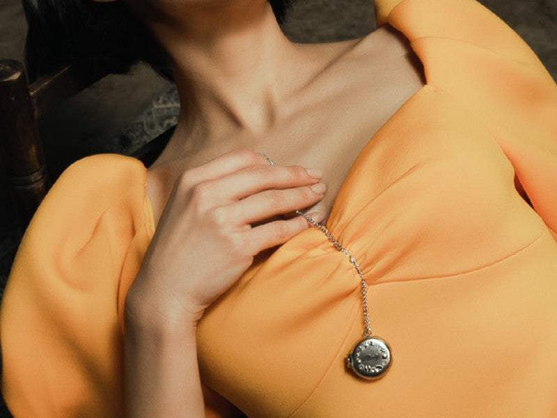 Il vero amore tra il Principe Azzurro e Biancaneve racchiuso in una dolce collana portafoto con incisa sul fronte la parola "Always" ossia "sempre" e al suo interno "with me", "con me".