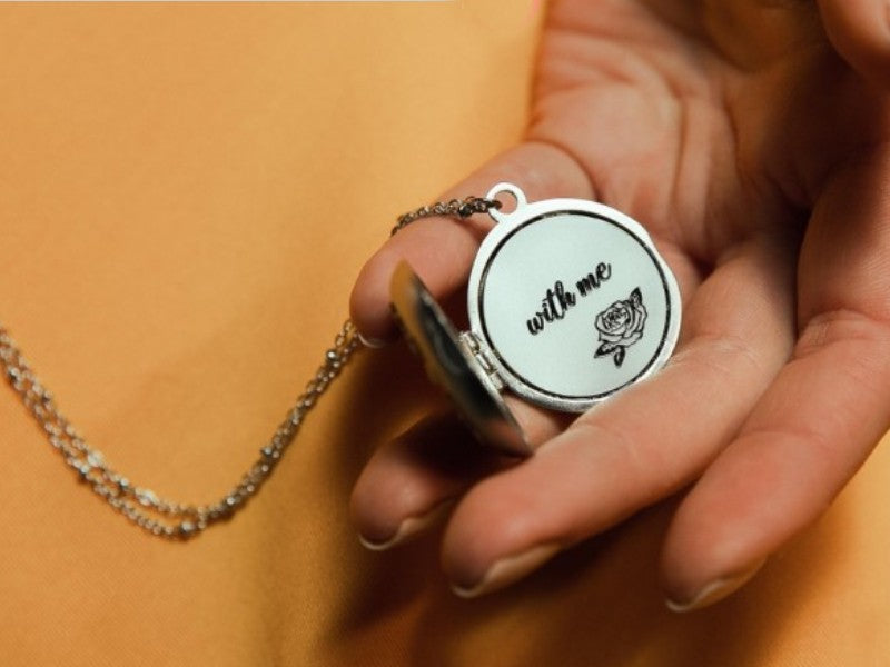 Collana collezione Biancaneve di mad Tea in acciaio apribile per inserire foto e la scritta always with me
