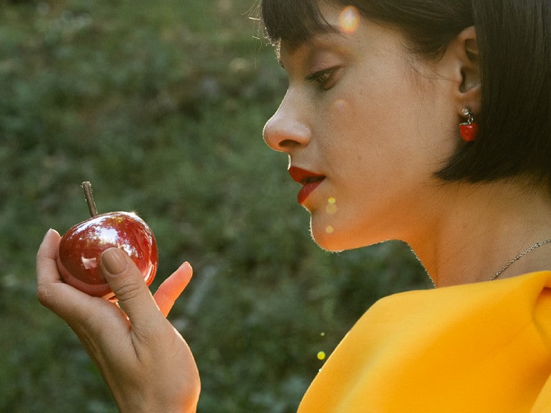 "Posso resistere a tutto, tranne alle tentazioni!"  L'iconica mela avvelenata diventa un simpatico oggetto da collezione!  Anche Biancaneve, nonostante le raccomandazioni dei suoi amici Nani, non riuscirà a resistere alla mela: l'unico modo per liberarsi da una tentazione è cedervi!