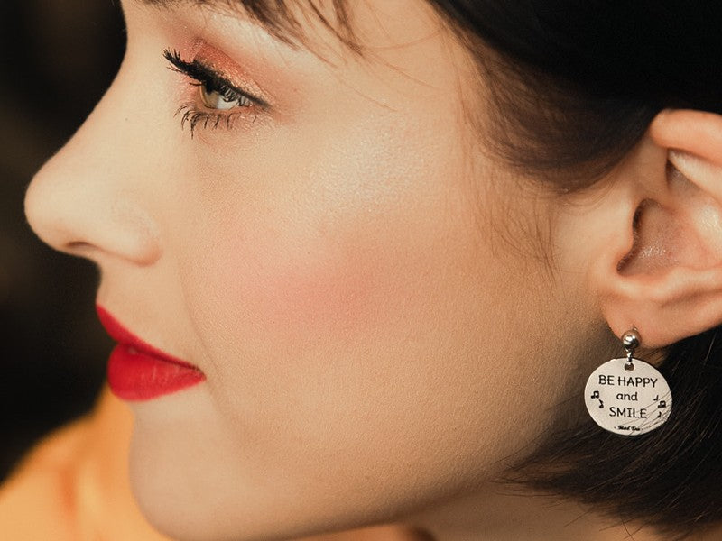  Indossando questi orecchini porterai con te sempre la felicità di un sorriso!  Orecchini con un dolce nano di Biancaneve che abbraccia il cuore rosso simbolo della felicità e targhetta con incisa la frase "Be happy and smile" ossia "Sii felice e sorridi".