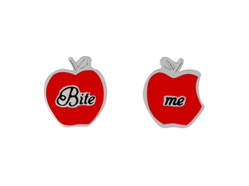 "Posso resistere a tutto, tranne alle tentazioni!"  L'iconica mela avvelenata diventa, in questa serie di gioielli, un simpatico simbolo di ironia giocando con la parola "Bite me".  Anche Biancaneve, nonostante le raccomandazioni dei suoi amici Nani, non riuscirà a resistere alla mela: l'unico modo per liberarsi da una tentazione è cedervi!