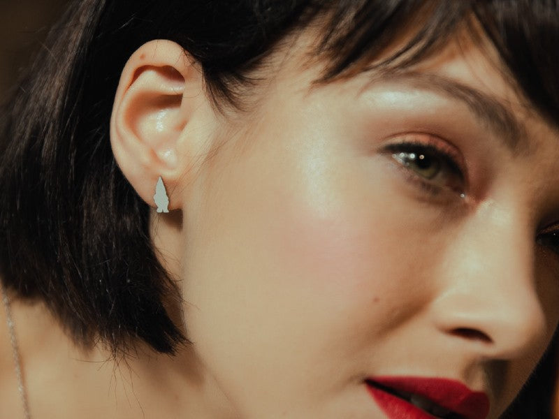 Questi orecchini sono dedicati alla casetta dei Sette Nani che ha saputo accogliere Biancaneve e renderla felice come se fosse sempre stata parte della famiglia. Perché la felicità non è un posto in cui arrivare ma una casa in cui tornare.