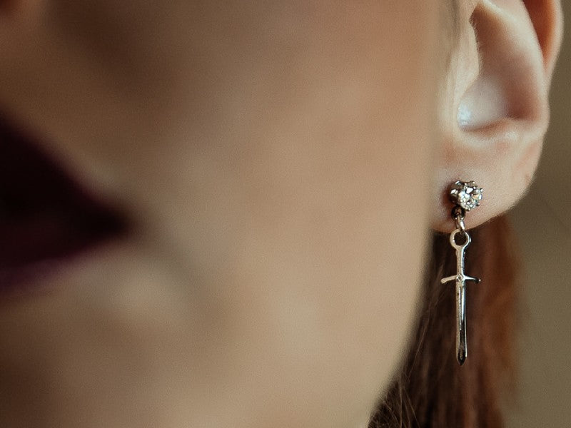 Il cuore di "Biancaneve" trafitto dal pugnale del cacciatore è il simbolo più forte di tutta la favola: gli amori impossibili non finiscono mai. Sono quelli che durano per sempre.