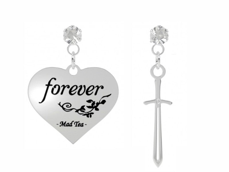 Orecchini con ciondolo a forma di cuore con incisa la frase "Forever" ossia "Per sempre" e piccolo pugnale.