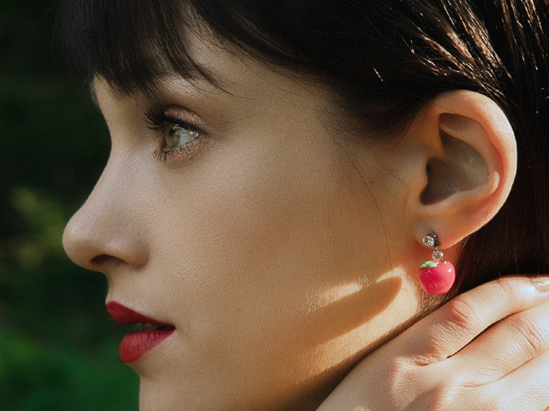 Anche Biancaneve, nonostante le raccomandazioni dei suoi amici Nani, non riuscirà a resistere alla mela: l'unico modo per liberarsi da una tentazione è cedervi!