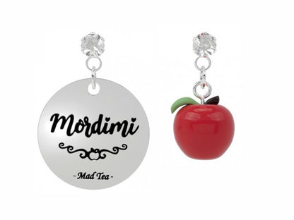 Orecchini con mela rossa avvelenata e targhetta con incisa la frase "Mordimi".