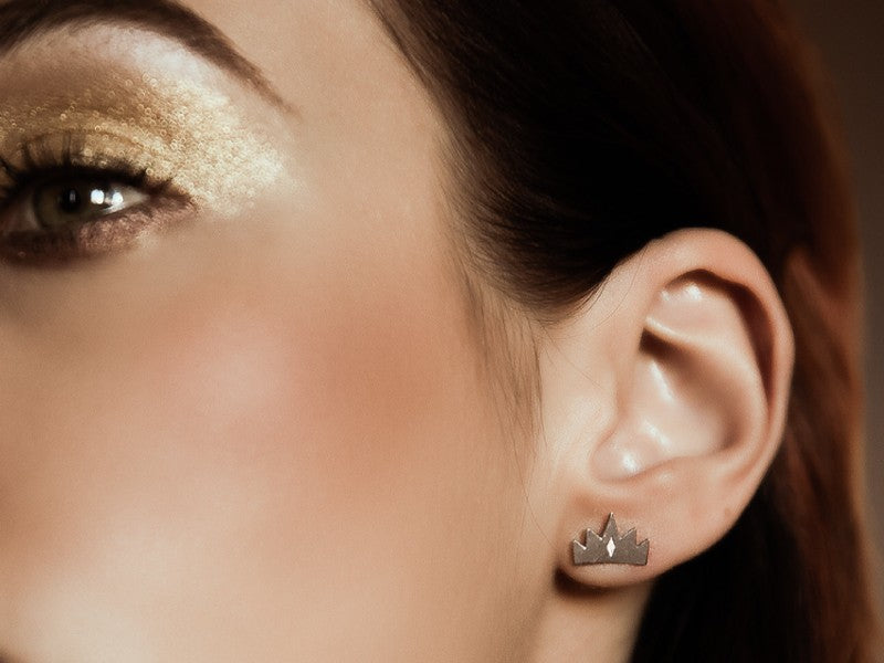 Questi orecchini sono dedicati a tutte noi, al nostro carattere forte e deciso ma con un unico difetto: a volte ci dimentichiamo di quanto valiamo!