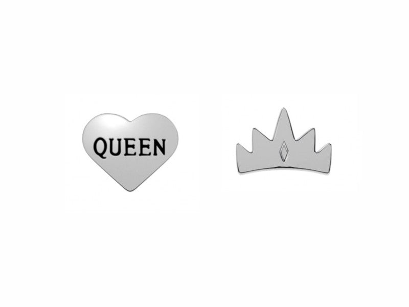Orecchino a lobo cuore con incisa la parola "Queen" e orecchino a forma di corona della regina.