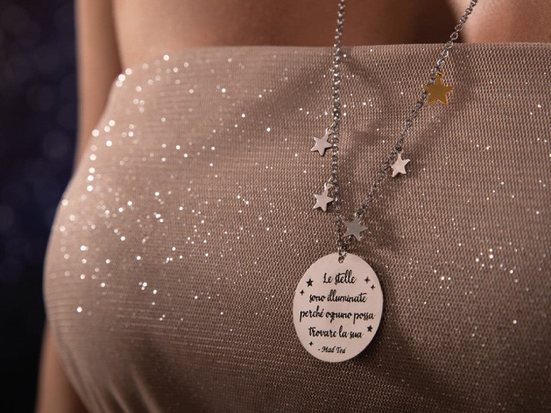 Collana con ciondolo con incisa la frase "Le stelle sono illuminate perché ognuno un giorno possa trovare la sua"  in acciaio collezione my little star di Mad tea