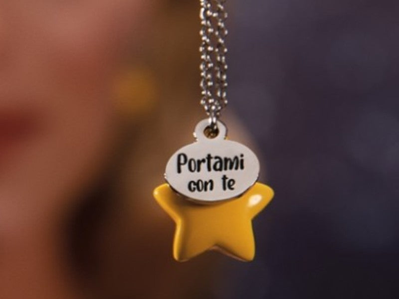 Collana con dolce stellina smaltata e targhetta con incisa la frase "Portami con te" sul fronte e "My little star" nel retro. 