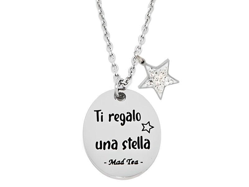 Ti regalo una stella per illuminare i tuoi sogni ⭐❤️  Prendila e tienila stretta al cuore perché chi porta con se la magia di un sogno non sarà mai al buio.  Collana con piccola stella tempestata di cristalli e targhetta con incisa la frase "Ti regalo una stella"