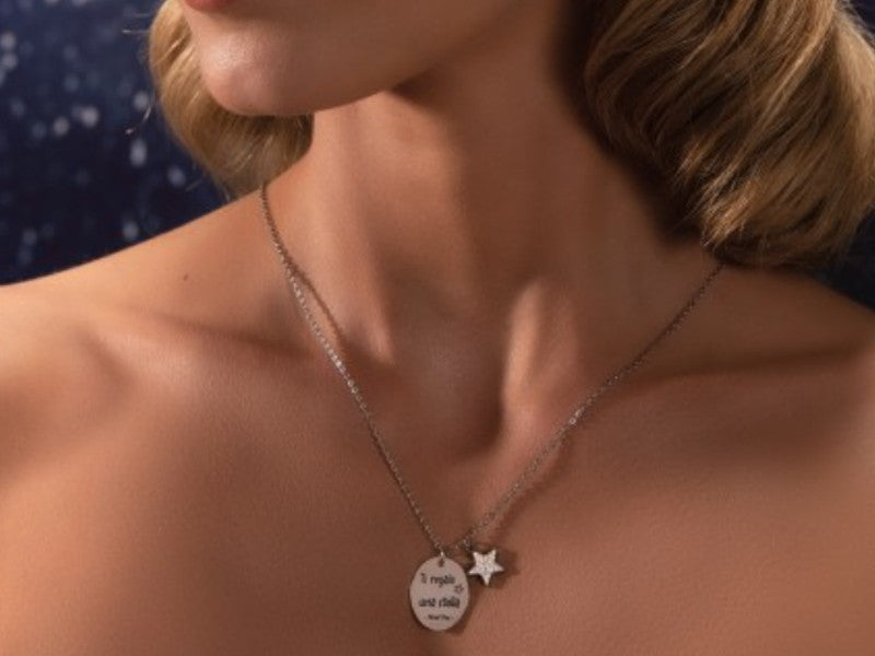Collana con piccola stella tempestata di cristalli e targhetta con incisa la frase "Ti regalo una stella"