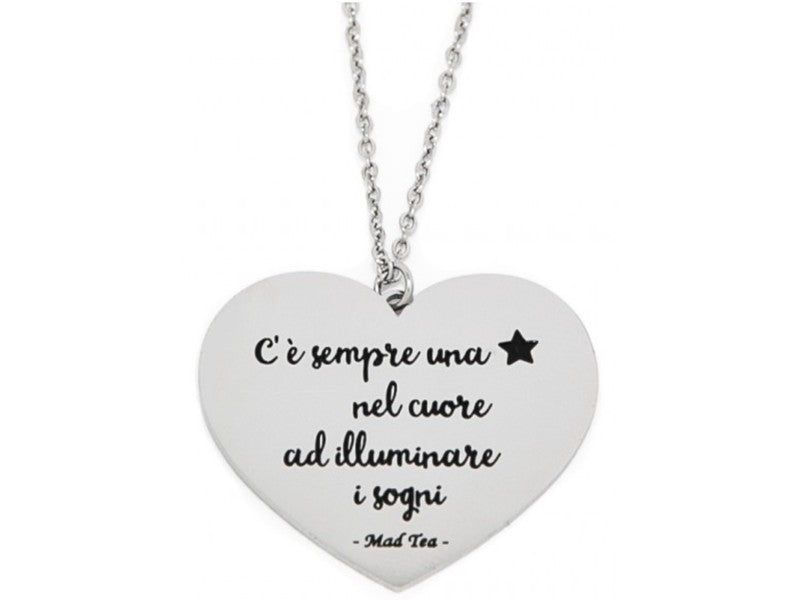 C'è sempre una stella nel cuore ad illuminare i sogni ⭐❤️  La nostra stella che ci guida e protegge brilla sempre nel nostro cuore, non scordiamolo mai. Basta ascoltarla, tutto ciò che cerchiamo è dentro di noi!  Collana con dolce cuore pendente con incisa la frase "C'è sempre una stella nel cuore ad illuminare i sogni".