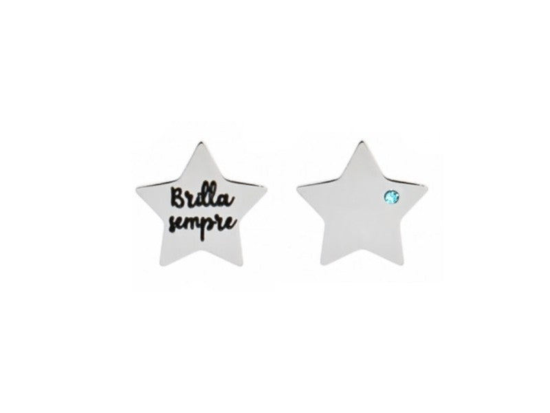 Orecchini a forma di piccola stella con incisa la frase “Brilla sempre” e un luminoso cristallo incastonato.