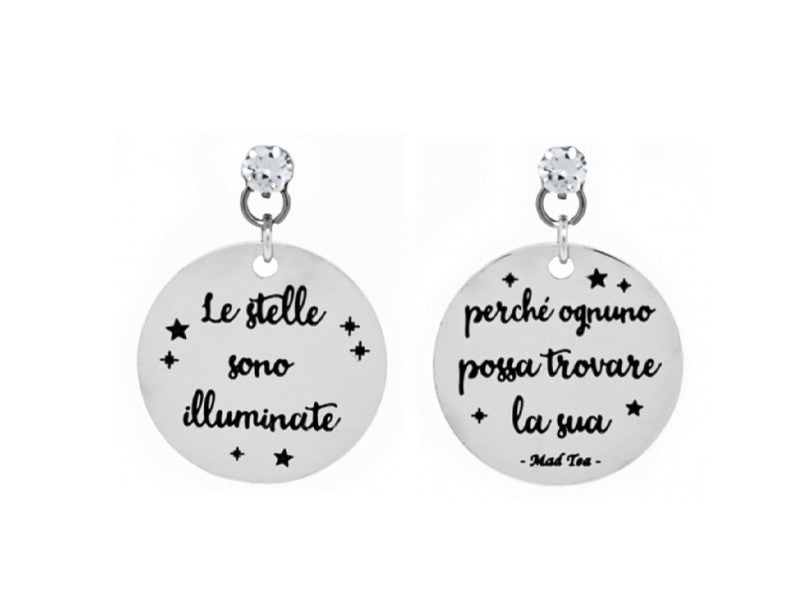 Orecchini con targhette con incisa la frase "Le stelle sono illuminate perché ognuno un giorno possa trovare la sua". Montatura con cristallo.
