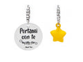 Orecchini con targhetta con incisa la frese "Portami con te" e dolce stellina pendente smaltata. Montatura ad anella con cristalli.