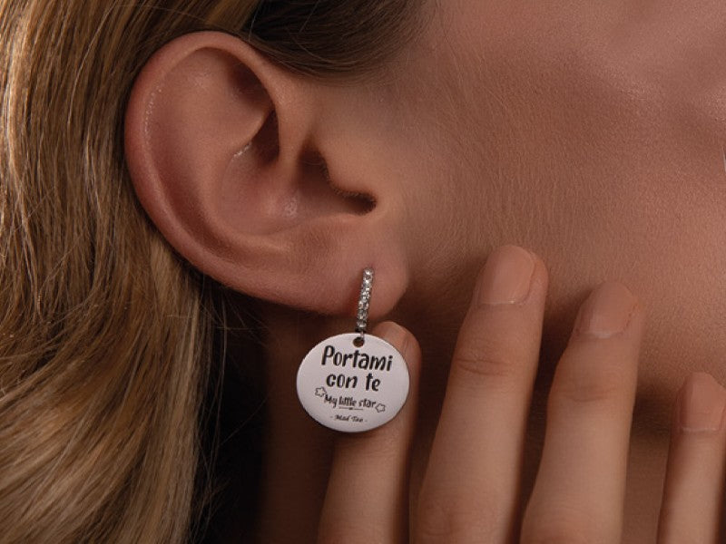 Questa piccola stella rappresenta tutto ciò che abbiamo di importante nella nostra vita: una persona speciale, un amico, il nostro amore, che brillando nel cielo e nel nostro cuore, ci illumina e protegge per non farci sentire mai soli.