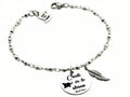 Credi in te stesso! Credere in se stessi è il primo giusto ingrediente per affrontare la vita, superare le difficoltà e raggiungere i propri sogni!  Bracciale con la piccola piuma magica di Dumbo e targhetta con incisa la frase "Credi in te stesso".