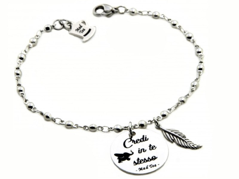 Credi in te stesso! Credere in se stessi è il primo giusto ingrediente per affrontare la vita, superare le difficoltà e raggiungere i propri sogni!  Bracciale con la piccola piuma magica di Dumbo e targhetta con incisa la frase "Credi in te stesso".