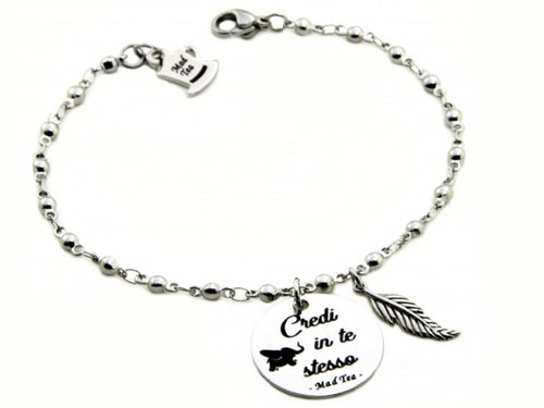 Credi in te stesso! Credere in se stessi è il primo giusto ingrediente per affrontare la vita, superare le difficoltà e raggiungere i propri sogni!  Bracciale con la piccola piuma magica di Dumbo e targhetta con incisa la frase "Credi in te stesso".