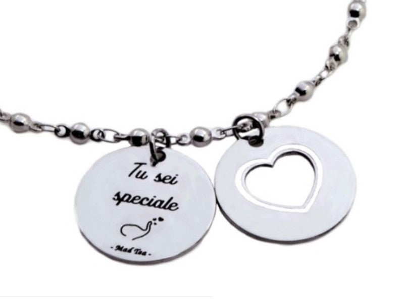 Dettaglio ciondoli bracciale sei speciale collezione Dreamland Dumbo di Mad Tea