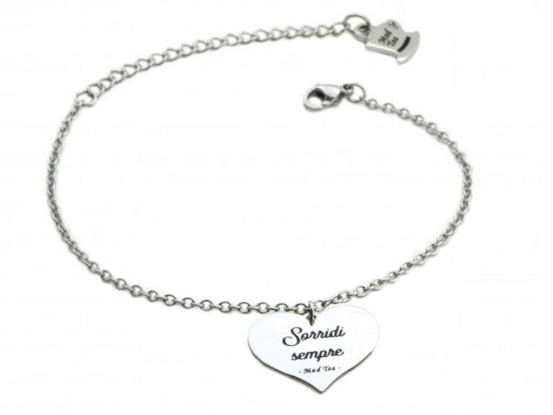 Sorridi Sempre     Affrontare la vita con il sorriso è il secondo giusto ingrediente per superare tutte le difficoltà e raggiungere i propri sogni!  Bracciale con ciondolo a forma di cuoricino con incisa la frase "Sorridi sempre".
