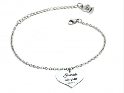 Sorridi Sempre     Affrontare la vita con il sorriso è il secondo giusto ingrediente per superare tutte le difficoltà e raggiungere i propri sogni!  Bracciale con ciondolo a forma di cuoricino con incisa la frase "Sorridi sempre".