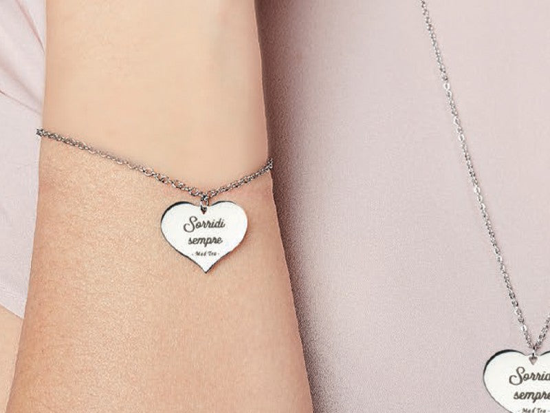 Bracciale in acciaio sorridi sempre indossato