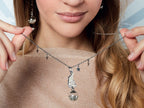 Foto collana Dumbo in acciaio con stelline e dumbo su una palla da circo
